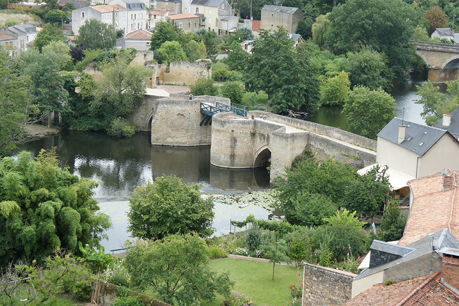 Visuel pont des chouans avec passant